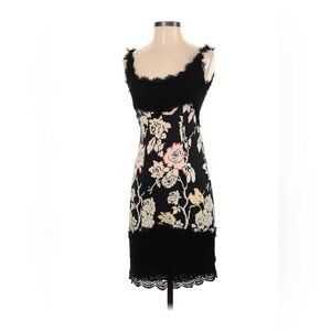 Diane Von Furstonburg 100% silk / eyelash lace trim body con dress. Sz 4